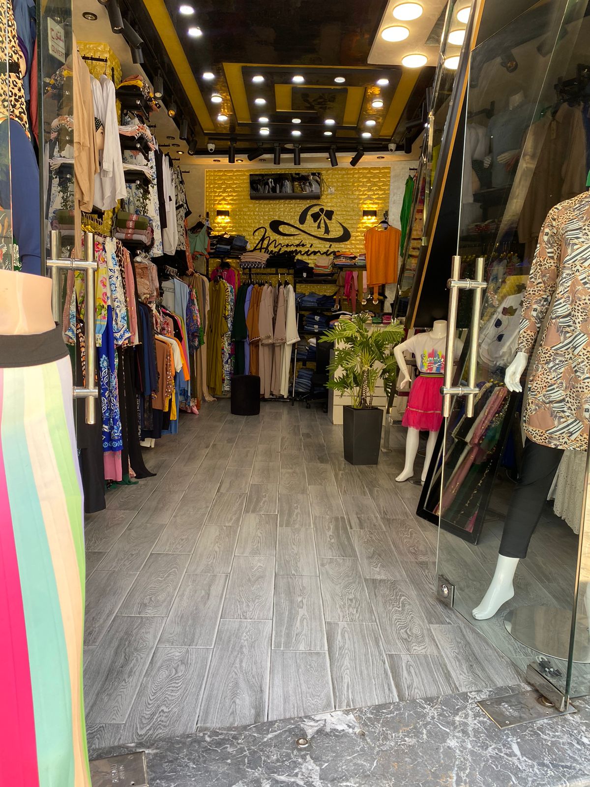 Magasin de vente vêtements Femmes