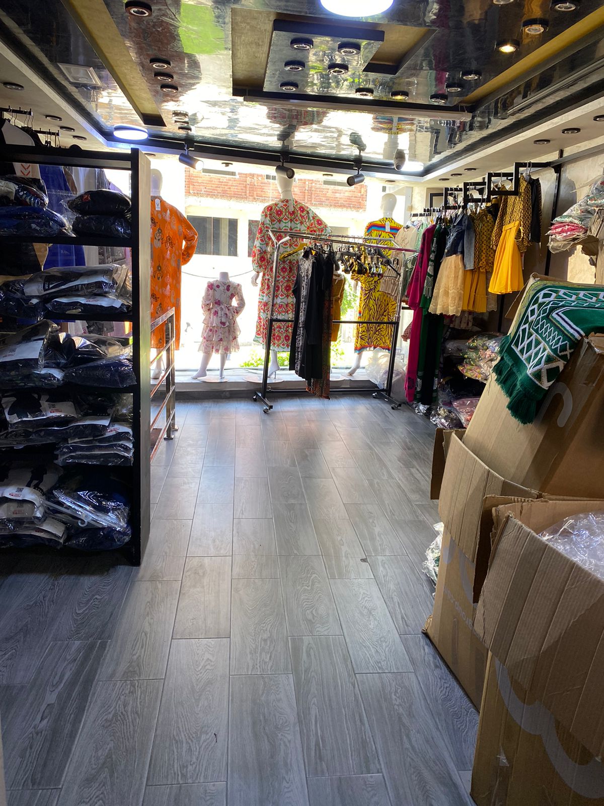 Magasin de vente vêtements Femmes
